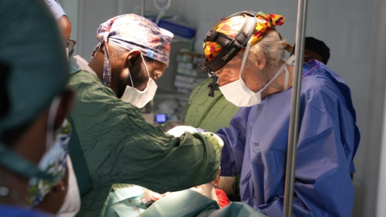 Dokters Moreels en Kalongo opereren een patiënt in het chirurgisch centrum van UNICHIR in Oost-Congo.