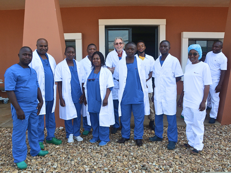 Dokter Réginald Moreels en lokale artsen in Oost-Congo 800 x 600 (1)